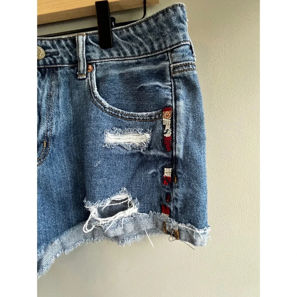 American Eagle Denim Distressed Embroidered Festival Jean Shorts Size 12 Boho - Picture 4 of 8